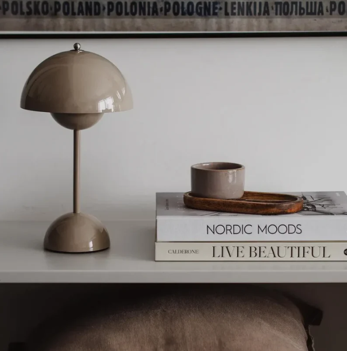 "Elegante, dimmbare LED-Touch-Tischleuchte im minimalistischen skandinavischen Design, passend für moderne Räume."