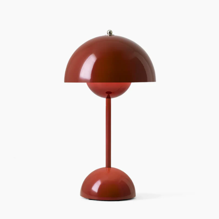 "Elegante, dimmbare LED-Touch-Tischleuchte im minimalistischen skandinavischen Design, passend für moderne Räume."