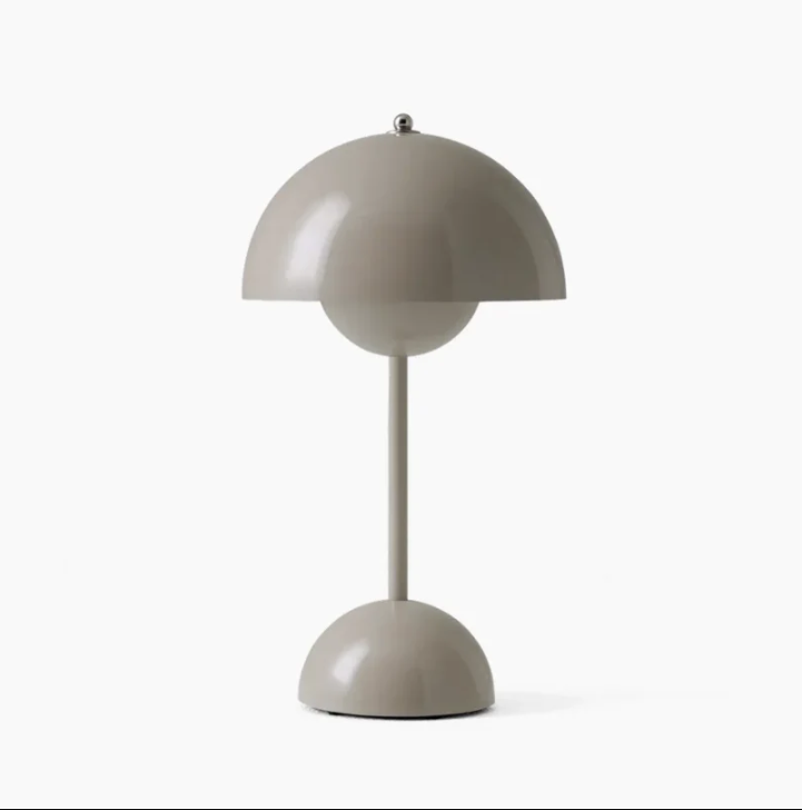 "Elegante, dimmbare LED-Touch-Tischleuchte im minimalistischen skandinavischen Design, passend für moderne Räume."