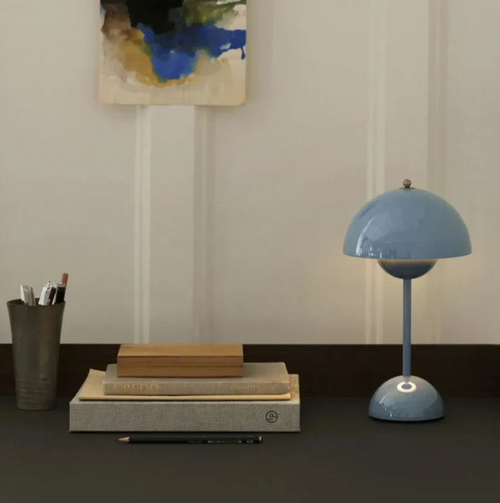 "Elegante, dimmbare LED-Touch-Tischleuchte im minimalistischen skandinavischen Design, passend für moderne Räume."