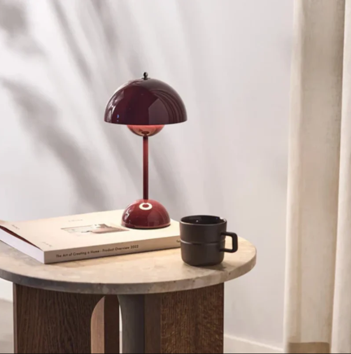 "Elegante, dimmbare LED-Touch-Tischleuchte im minimalistischen skandinavischen Design, passend für moderne Räume."