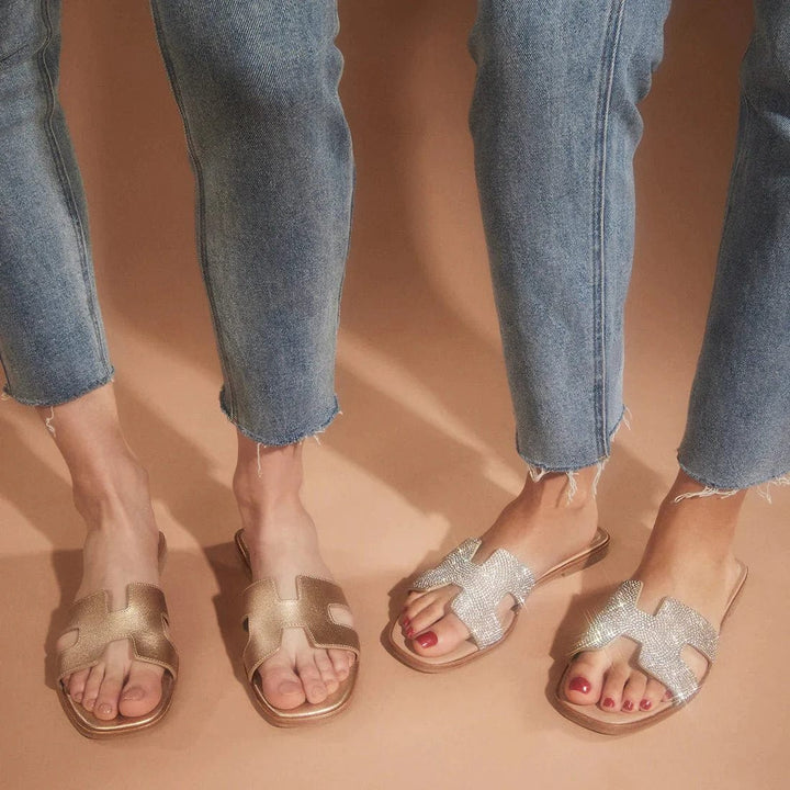 "Elegante flache Damensandalen aus Leder, in Gold, mit Slip-On Design und 2 cm Absatz für Komfort und Stil zu jedem Anlass."
