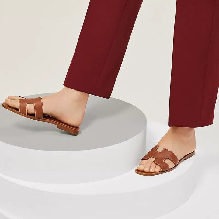 "Elegante flache Damensandalen aus Leder, in Gold, mit Slip-On Design und 2 cm Absatz für Komfort und Stil zu jedem Anlass."
