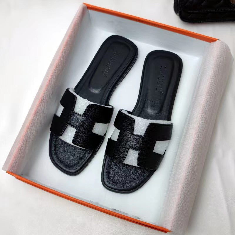 "Elegante flache Damensandalen aus Leder, in Gold, mit Slip-On Design und 2 cm Absatz für Komfort und Stil zu jedem Anlass."