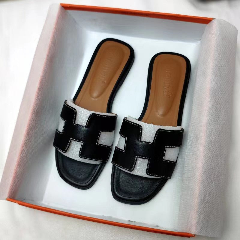 "Elegante flache Damensandalen aus Leder, in Gold, mit Slip-On Design und 2 cm Absatz für Komfort und Stil zu jedem Anlass."