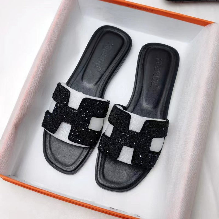 "Elegante flache Damensandalen aus Leder, in Gold, mit Slip-On Design und 2 cm Absatz für Komfort und Stil zu jedem Anlass."