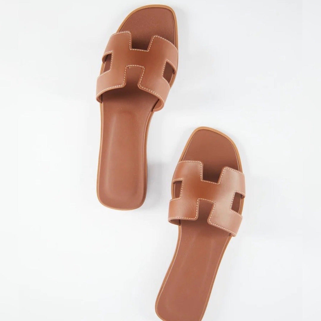 "Elegante flache Damensandalen aus Leder, in Gold, mit Slip-On Design und 2 cm Absatz für Komfort und Stil zu jedem Anlass."