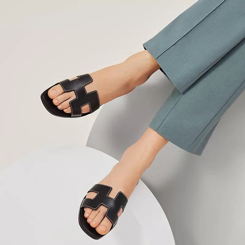 "Elegante flache Damensandalen aus Leder, in Gold, mit Slip-On Design und 2 cm Absatz für Komfort und Stil zu jedem Anlass."