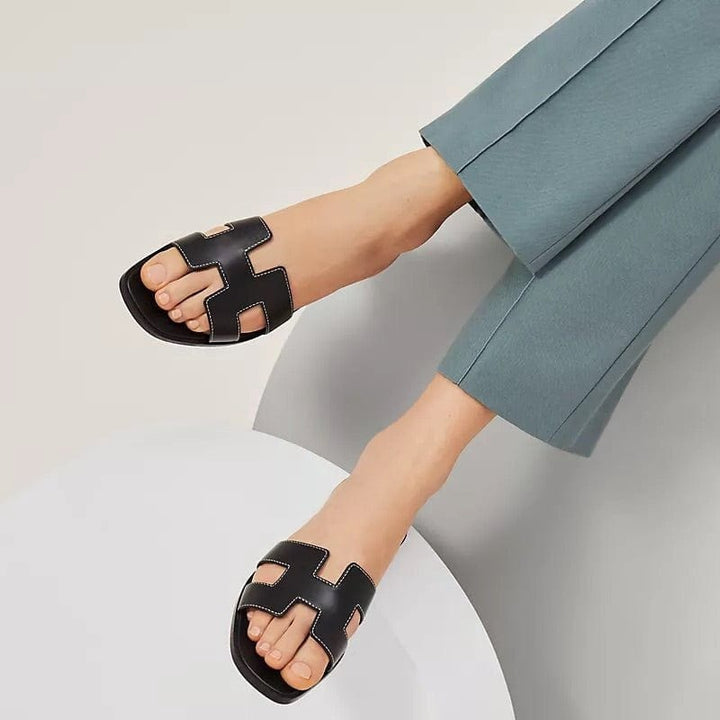 "Elegante flache Damensandalen aus Leder, in Gold, mit Slip-On Design und 2 cm Absatz für Komfort und Stil zu jedem Anlass."