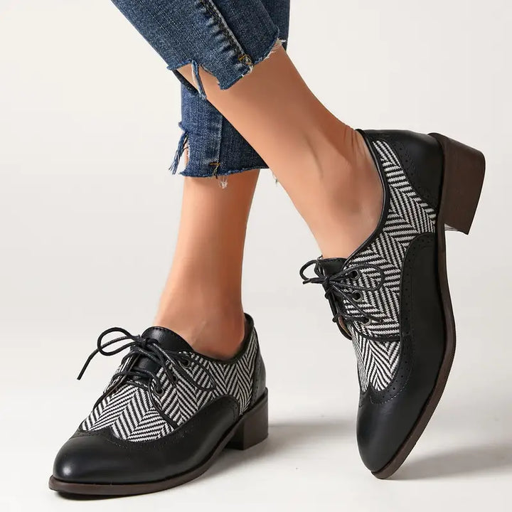 Elegante gestreifte Lederschnürschuhe für Damen, stilvolle Streifen, in Schwarz, Hellbraun oder Weiß, für Komfort und Eleganz