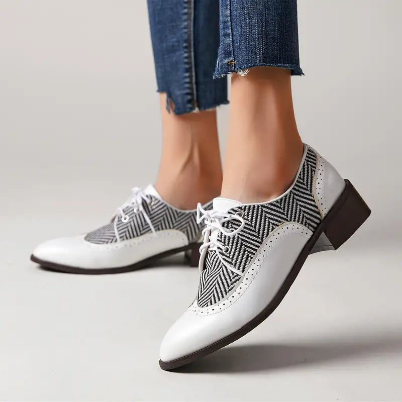 Elegante gestreifte Lederschnürschuhe für Damen, stilvolle Streifen, in Schwarz, Hellbraun oder Weiß, für Komfort und Eleganz