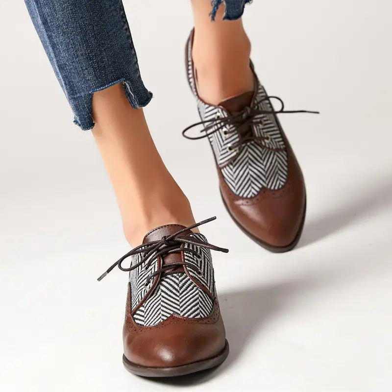 Elegante gestreifte Lederschnürschuhe für Damen, stilvolle Streifen, in Schwarz, Hellbraun oder Weiß, für Komfort und Eleganz