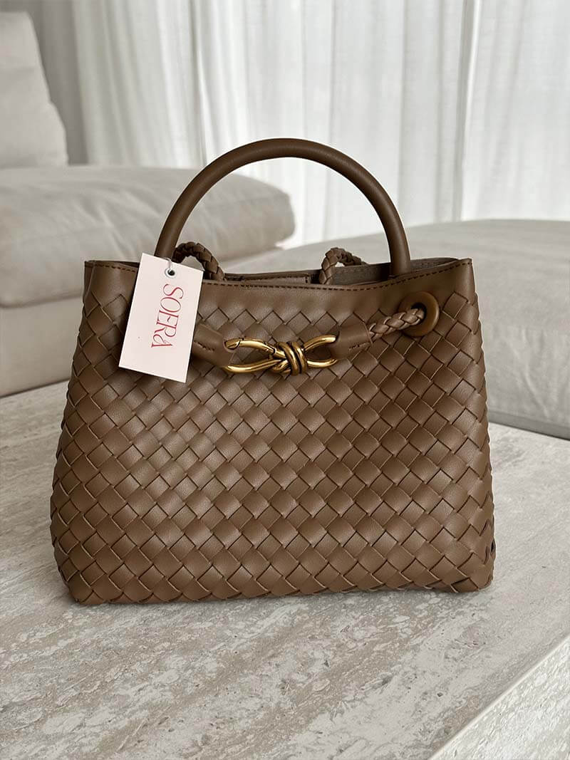 "Elegante gewebte Handtasche mit subtilem Muster, vielseitig für jeden Anlass, komfortabler Griff, stilvolle Eleganz."