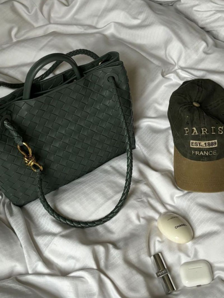 "Elegante gewebte Handtasche mit subtilem Muster, vielseitig für jeden Anlass, komfortabler Griff, stilvolle Eleganz."