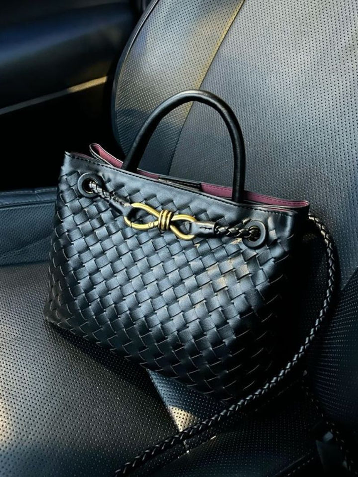 "Elegante gewebte Handtasche mit subtilem Muster, vielseitig für jeden Anlass, komfortabler Griff, stilvolle Eleganz."