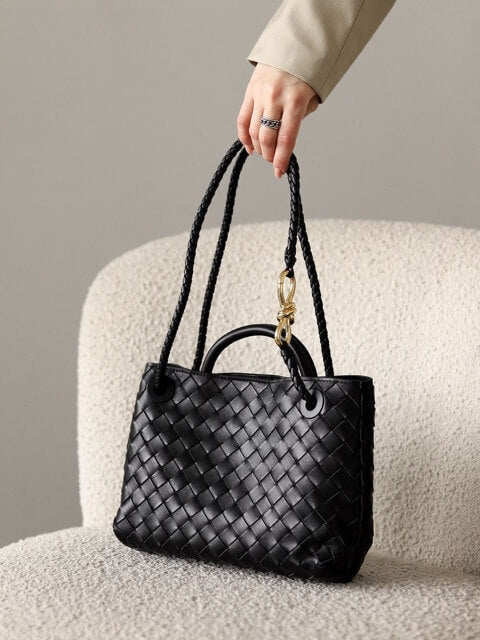 "Elegante gewebte Handtasche mit subtilem Muster, vielseitig für jeden Anlass, komfortabler Griff, stilvolle Eleganz."