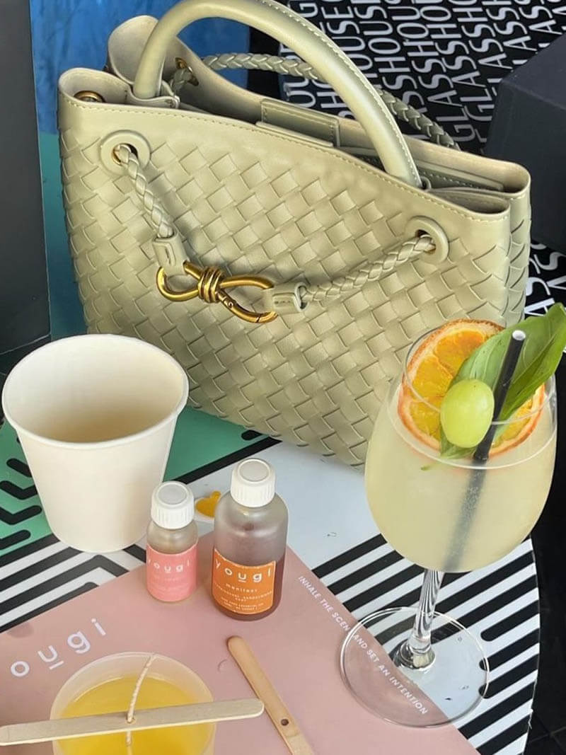 "Elegante gewebte Handtasche mit subtilem Muster, vielseitig für jeden Anlass, komfortabler Griff, stilvolle Eleganz."