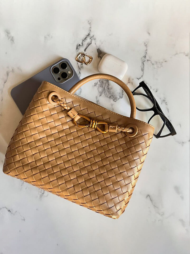"Elegante gewebte Handtasche mit subtilem Muster, vielseitig für jeden Anlass, komfortabler Griff, stilvolle Eleganz."