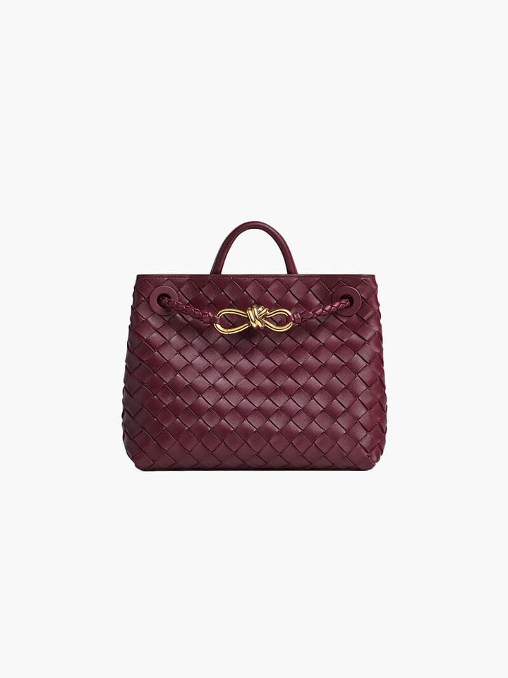 "Elegante gewebte Handtasche mit subtilem Muster, vielseitig für jeden Anlass, komfortabler Griff, stilvolle Eleganz."