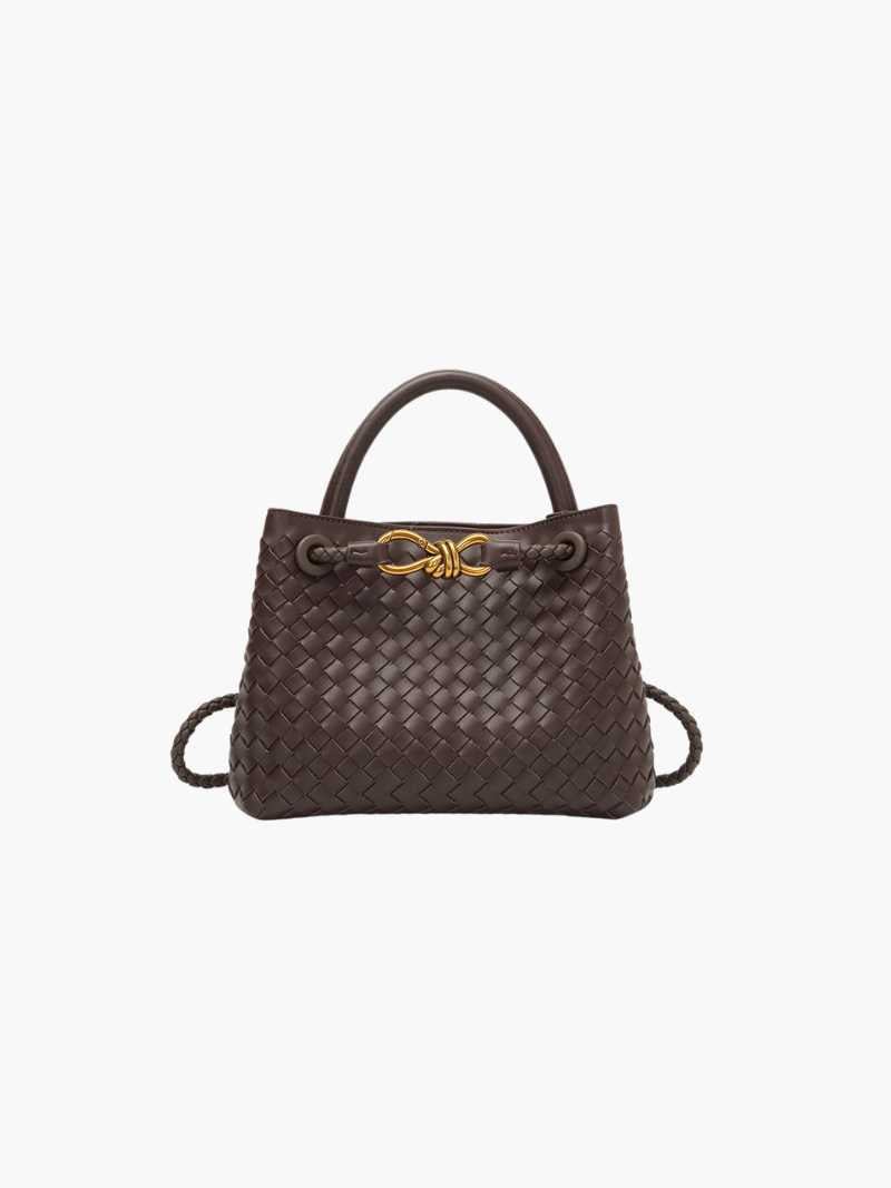"Elegante gewebte Handtasche mit subtilem Muster, vielseitig für jeden Anlass, komfortabler Griff, stilvolle Eleganz."