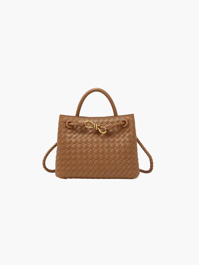 "Elegante gewebte Handtasche mit subtilem Muster, vielseitig für jeden Anlass, komfortabler Griff, stilvolle Eleganz."