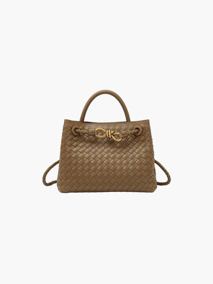 "Elegante gewebte Handtasche mit subtilem Muster, vielseitig für jeden Anlass, komfortabler Griff, stilvolle Eleganz."