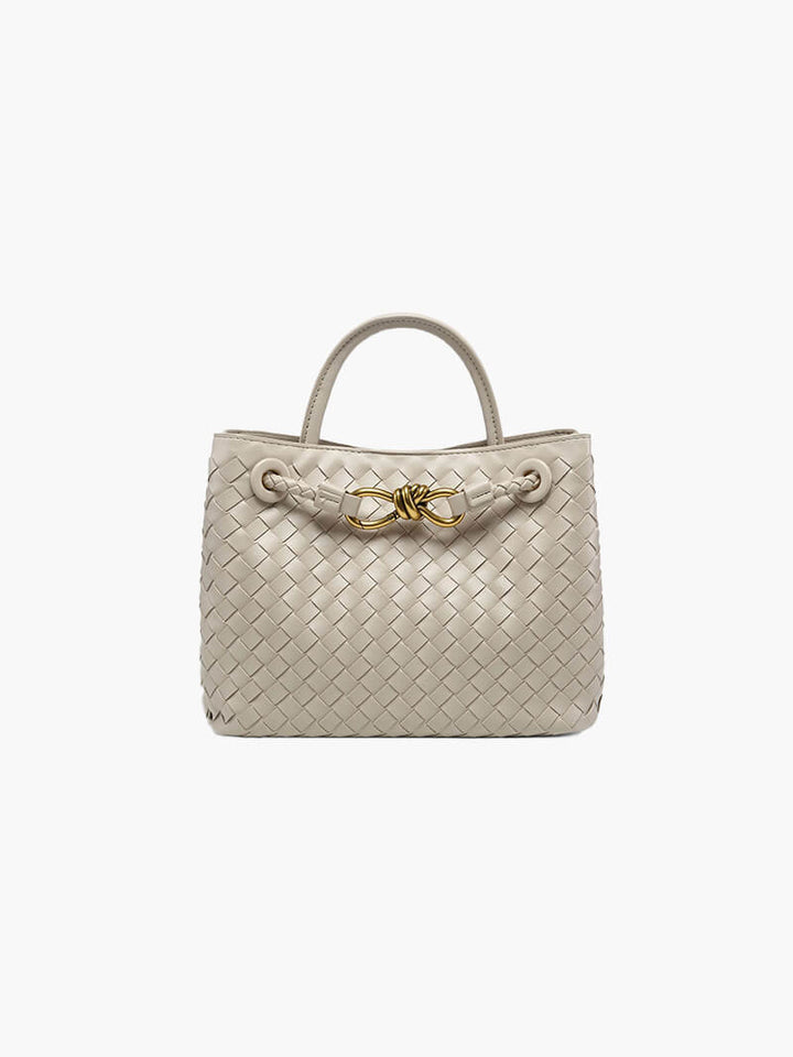"Elegante gewebte Handtasche mit subtilem Muster, vielseitig für jeden Anlass, komfortabler Griff, stilvolle Eleganz."