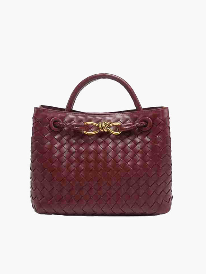 "Elegante gewebte Handtasche mit subtilem Muster, vielseitig für jeden Anlass, komfortabler Griff, stilvolle Eleganz."