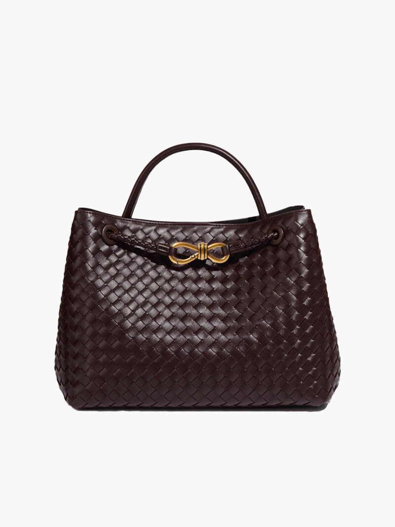 "Elegante gewebte Handtasche mit subtilem Muster, vielseitig für jeden Anlass, komfortabler Griff, stilvolle Eleganz."