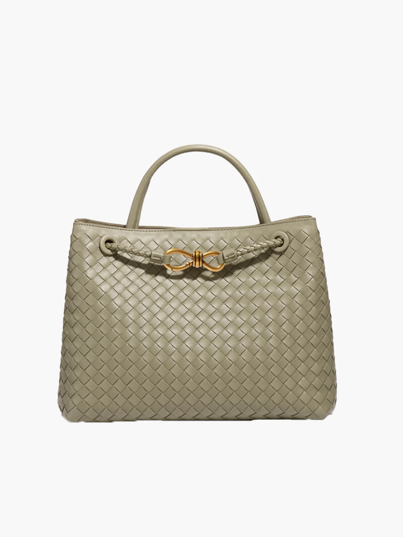 "Elegante gewebte Handtasche mit subtilem Muster, vielseitig für jeden Anlass, komfortabler Griff, stilvolle Eleganz."