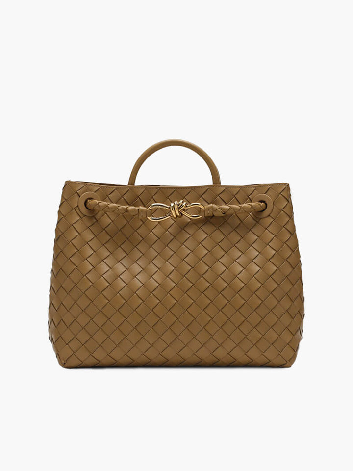 "Elegante gewebte Handtasche mit subtilem Muster, vielseitig für jeden Anlass, komfortabler Griff, stilvolle Eleganz."
