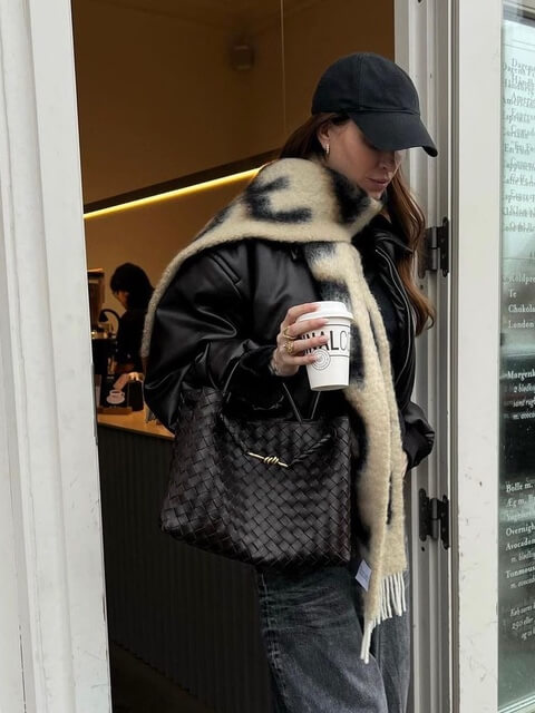 "Elegante gewebte Handtasche mit subtilem Muster, vielseitig für jeden Anlass, komfortabler Griff, stilvolle Eleganz."