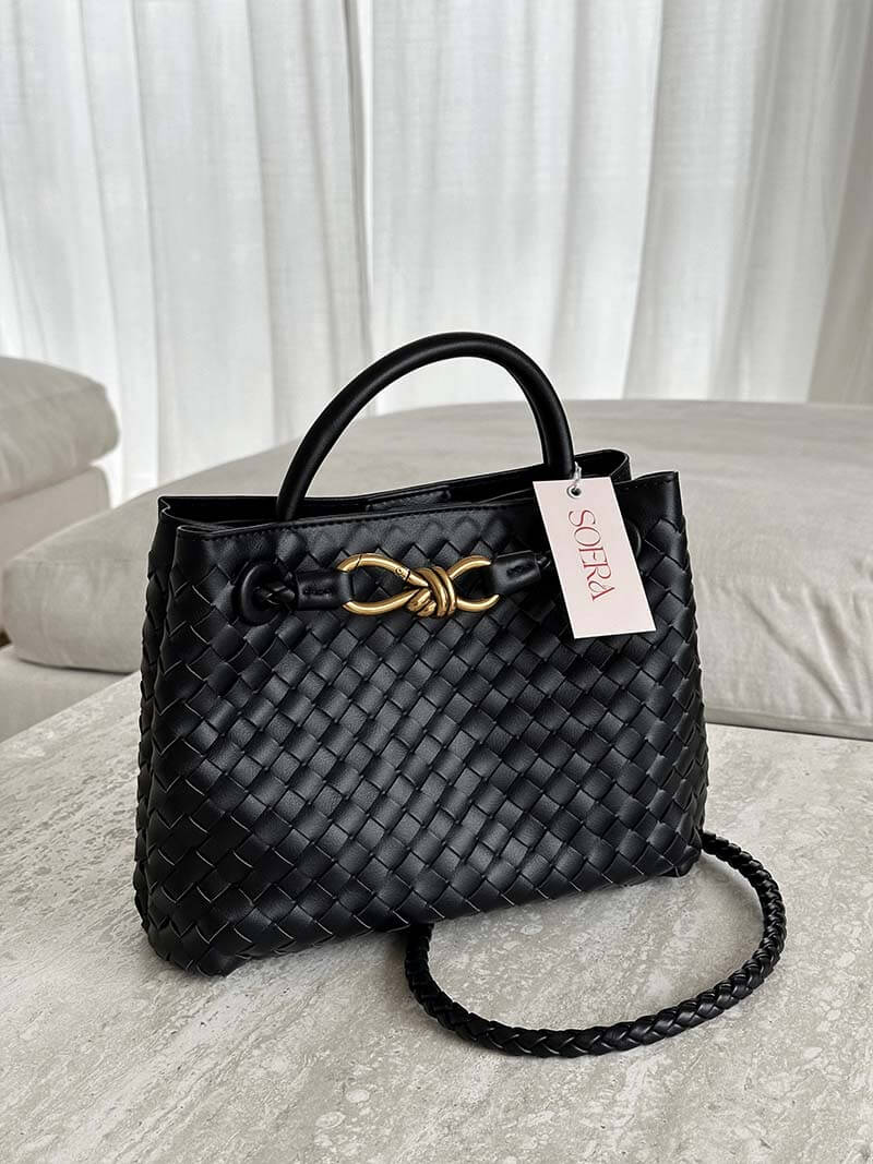 "Elegante gewebte Handtasche mit subtilem Muster, vielseitig für jeden Anlass, komfortabler Griff, stilvolle Eleganz."