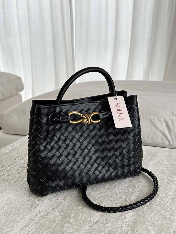 "Elegante gewebte Handtasche mit subtilem Muster, vielseitig für jeden Anlass, komfortabler Griff, stilvolle Eleganz."