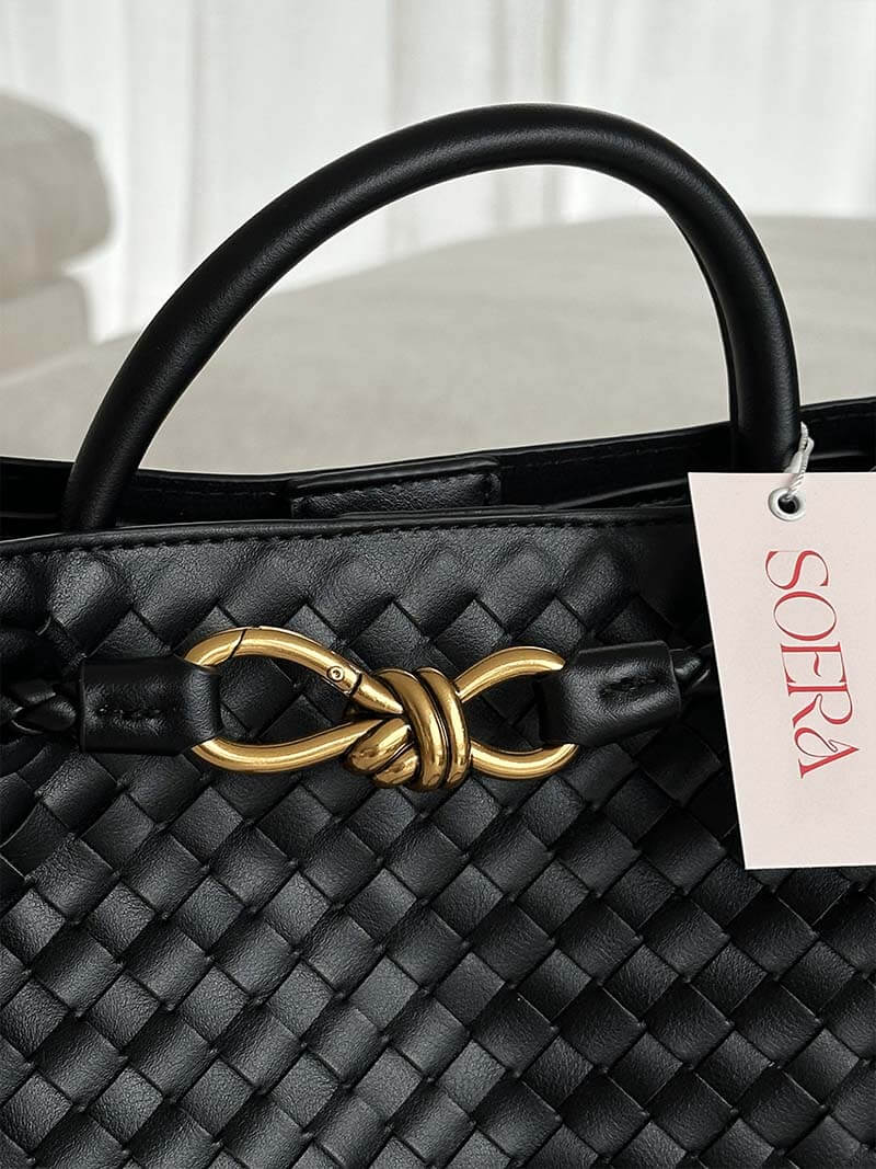 "Elegante gewebte Handtasche mit subtilem Muster, vielseitig für jeden Anlass, komfortabler Griff, stilvolle Eleganz."