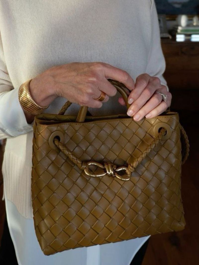 "Elegante gewebte Handtasche mit subtilem Muster, vielseitig für jeden Anlass, komfortabler Griff, stilvolle Eleganz."