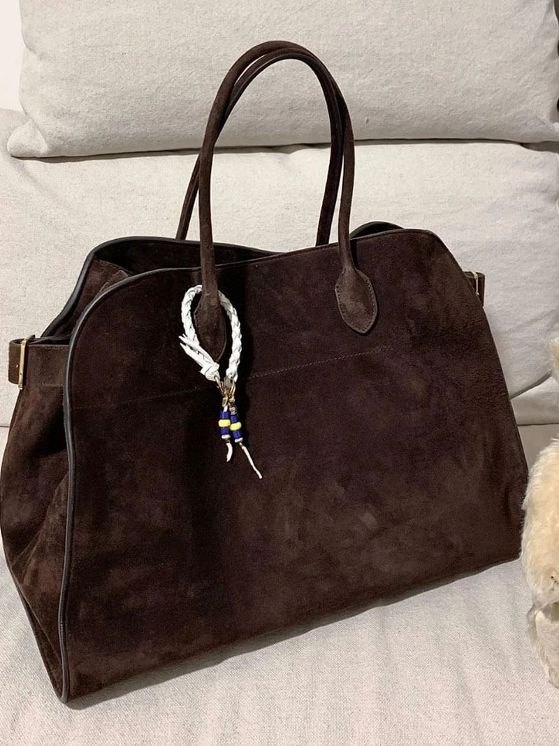 "Elegante Großraumtasche aus veganem Leder in sanftem Beige, geräumig und stilvoll für vielseitige Verwendung."