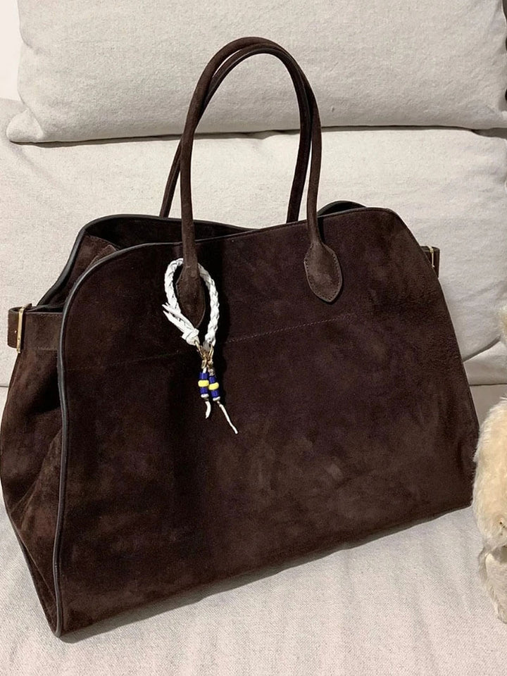 "Elegante Großraumtasche aus veganem Leder in sanftem Beige, geräumig und stilvoll für vielseitige Verwendung."