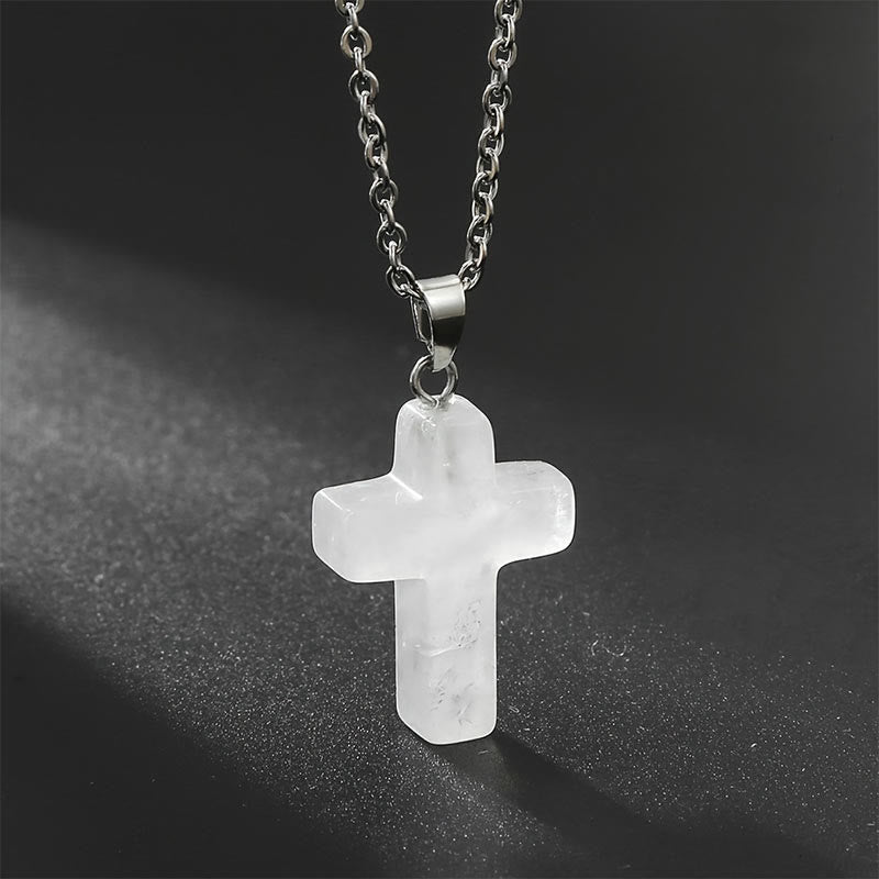 "Elegante Halskette mit Kreuz aus natürlichen Edelsteinen, spiritualer Schmuck symbolisiert Stärke und Schutz."