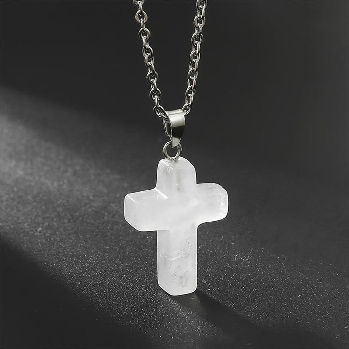 "Elegante Halskette mit Kreuz aus natürlichen Edelsteinen, spiritualer Schmuck symbolisiert Stärke und Schutz."