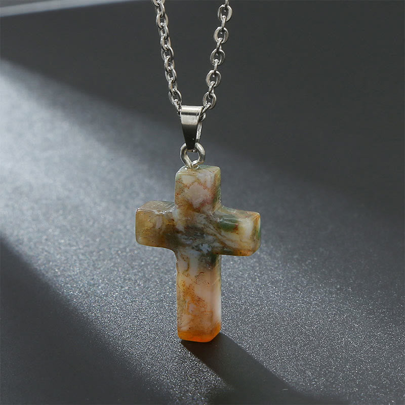 "Elegante Halskette mit Kreuz aus natürlichen Edelsteinen, spiritualer Schmuck symbolisiert Stärke und Schutz."