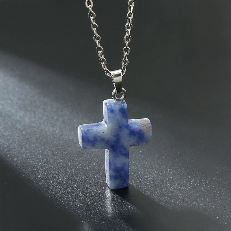 "Elegante Halskette mit Kreuz aus natürlichen Edelsteinen, spiritualer Schmuck symbolisiert Stärke und Schutz."