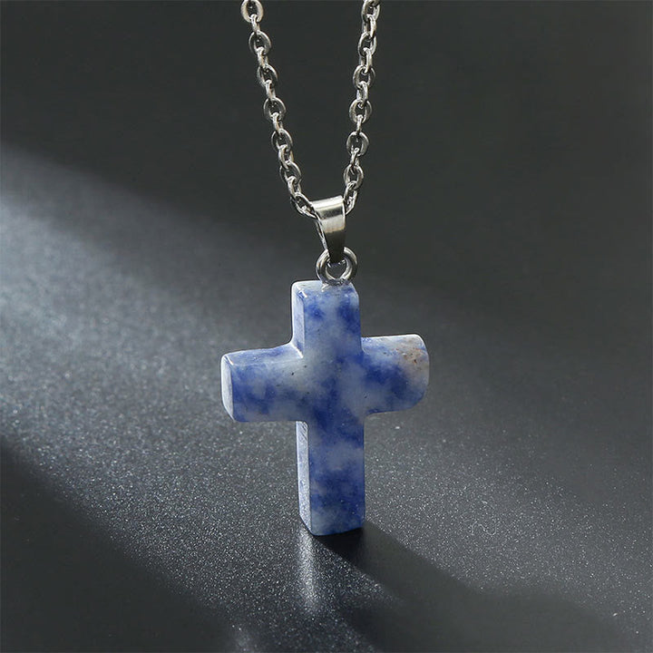 "Elegante Halskette mit Kreuz aus natürlichen Edelsteinen, spiritualer Schmuck symbolisiert Stärke und Schutz."