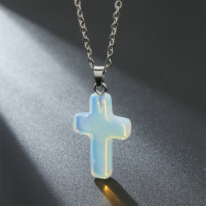 "Elegante Halskette mit Kreuz aus natürlichen Edelsteinen, spiritualer Schmuck symbolisiert Stärke und Schutz."