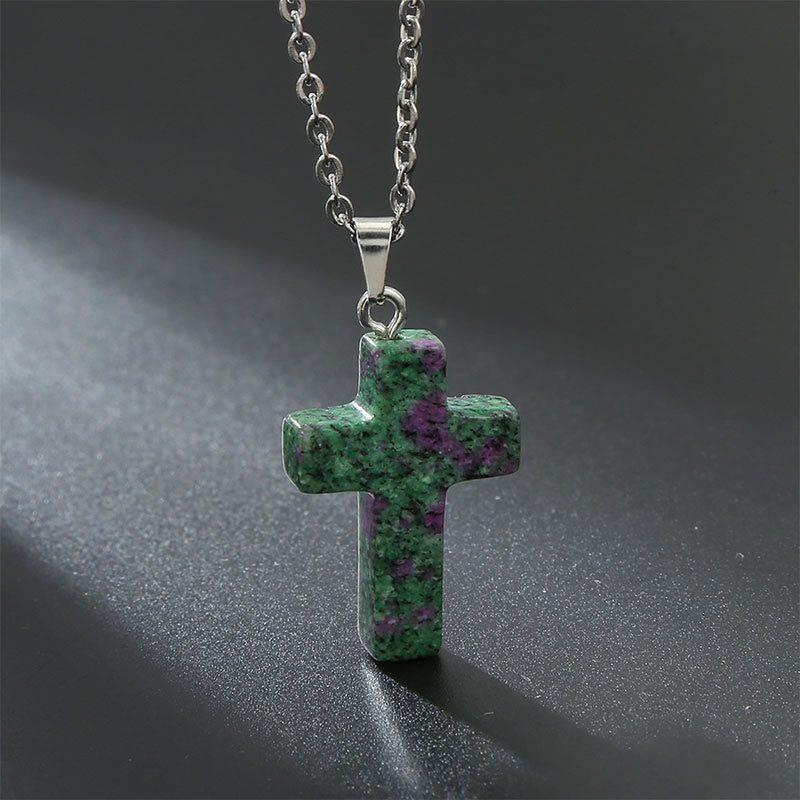 "Elegante Halskette mit Kreuz aus natürlichen Edelsteinen, spiritualer Schmuck symbolisiert Stärke und Schutz."