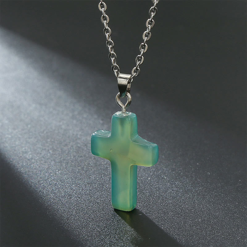 "Elegante Halskette mit Kreuz aus natürlichen Edelsteinen, spiritualer Schmuck symbolisiert Stärke und Schutz."