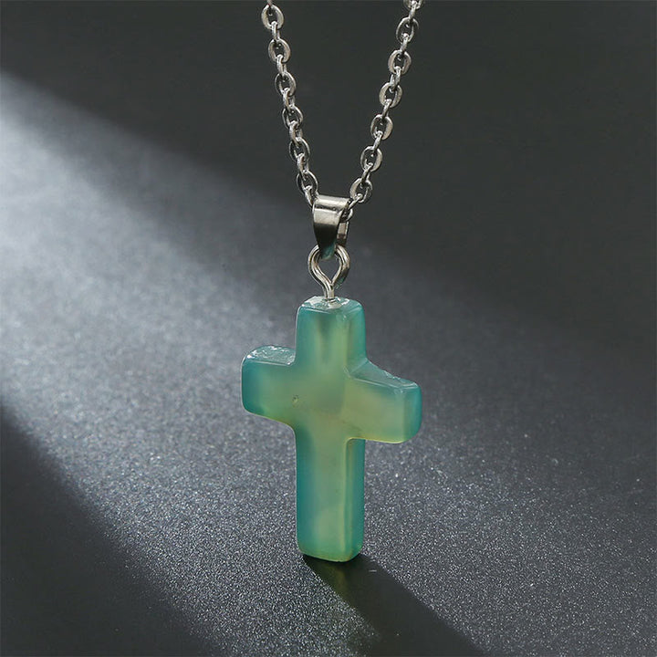 "Elegante Halskette mit Kreuz aus natürlichen Edelsteinen, spiritualer Schmuck symbolisiert Stärke und Schutz."