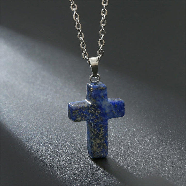 "Elegante Halskette mit Kreuz aus natürlichen Edelsteinen, spiritualer Schmuck symbolisiert Stärke und Schutz."