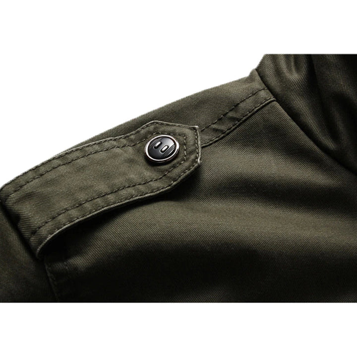 "Elegante Herren-Bikerjacke mit langem Arm, Reißverschluss und markantem Design für vielseitige Outfits."