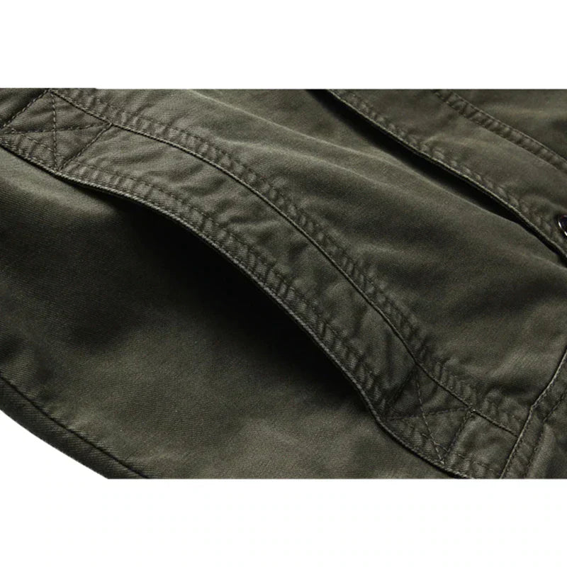 "Elegante Herren-Bikerjacke mit langem Arm, Reißverschluss und markantem Design für vielseitige Outfits."